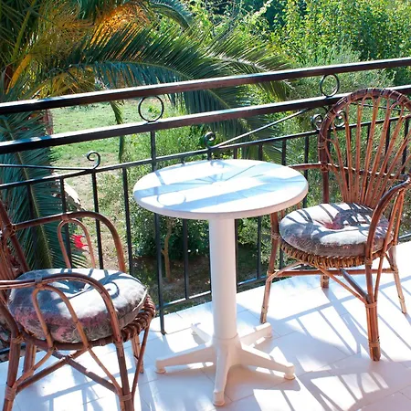 Chrysanthy Apartman *